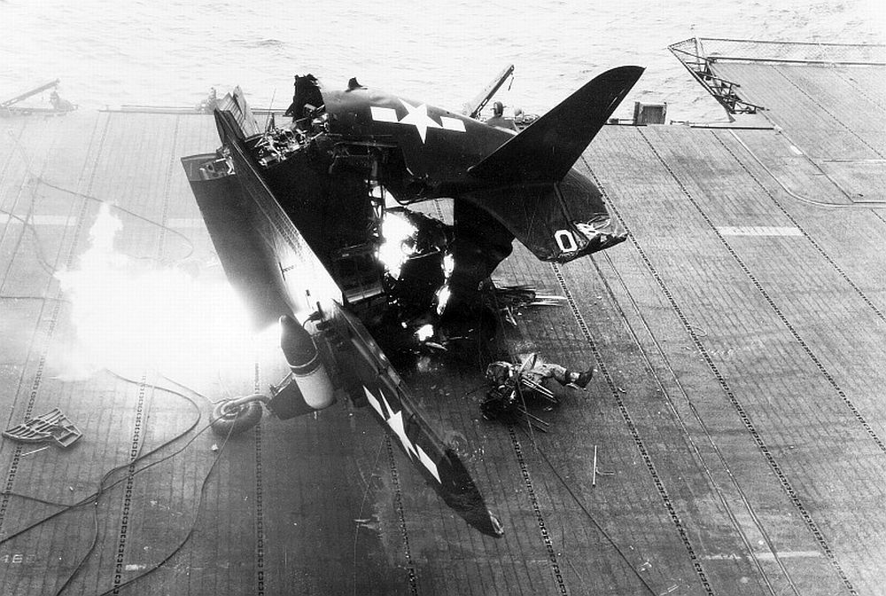 Helldiver-landing-crash-USS-Shangri-La-pilot-killed.jpg