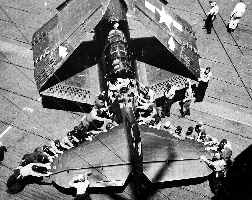 Helldiver-USS-Bennington.jpg