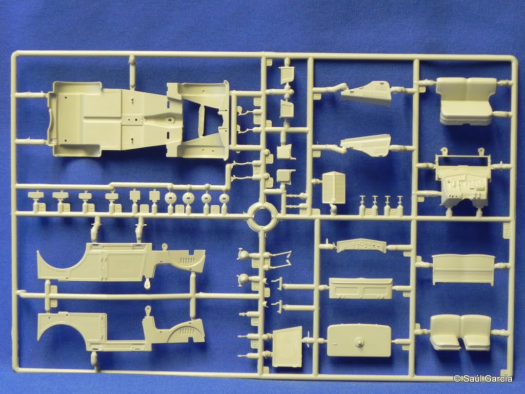 Italeri64697508CMSprueAfront.JPG