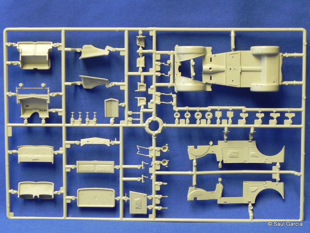 Italeri64697508CMSprueArear.JPG