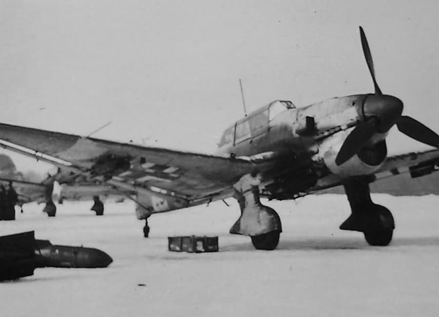 Junkers_Ju_87_winter_russia.jpg