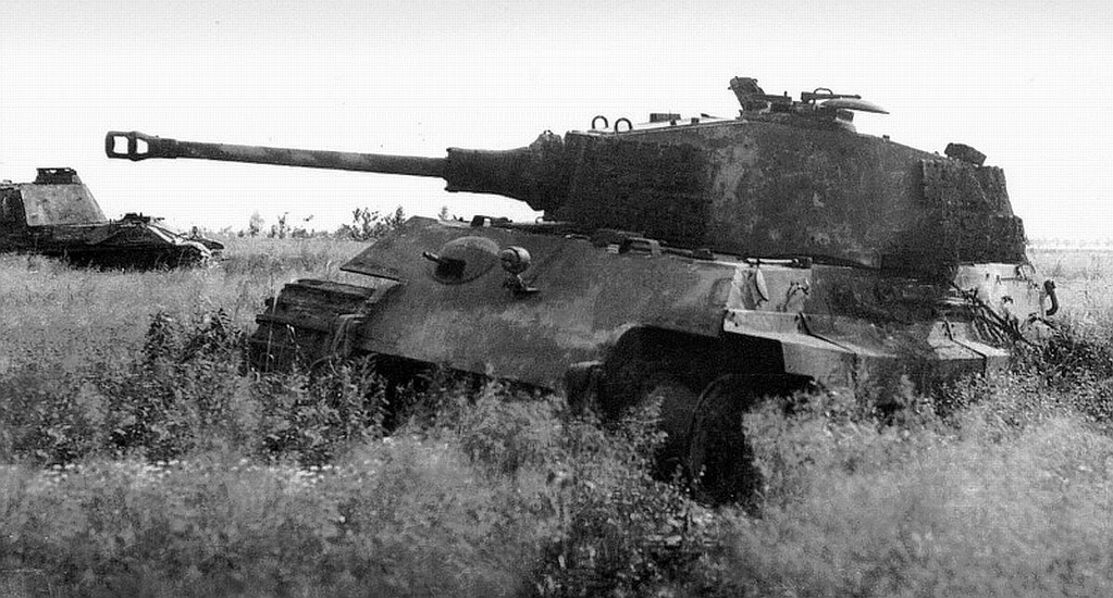 Kingtiger-with-panther-gun-EastGerMar45.jpg