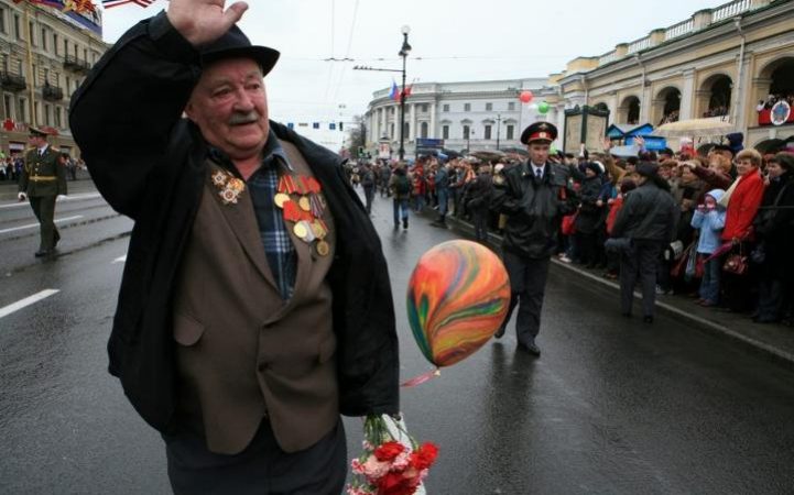 Last_veteran_of_his_WWII_Battle_group_marching_alone_-_01.jpg