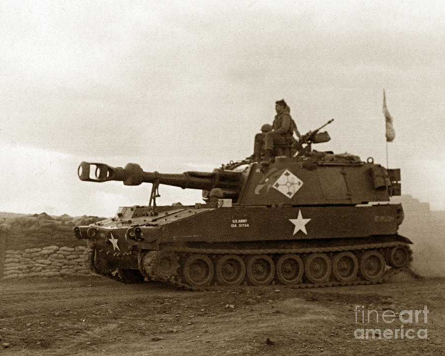 m109-self-propelled-155mm-howitzer-vietnam-1968.jpg