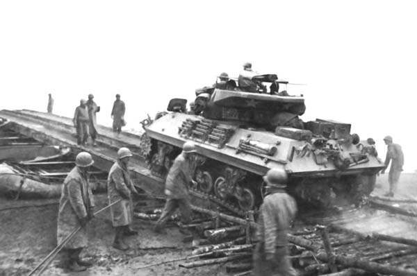 M10_tank_destroyer_crossing_the_Saar2C_December_1944.jpg