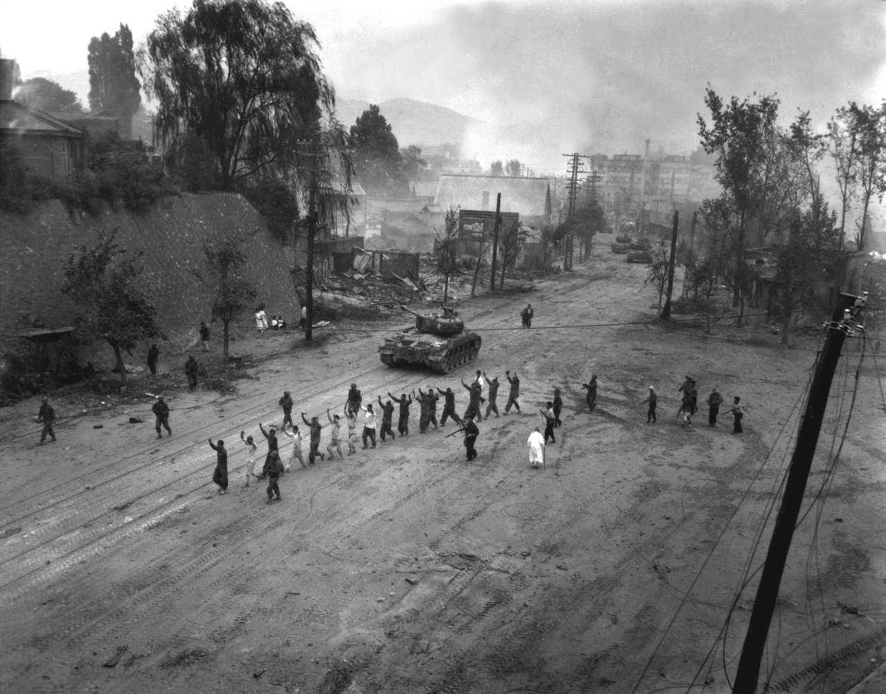 M26_Pershing_escorts_POWs_in_the_Korean_War.jpg