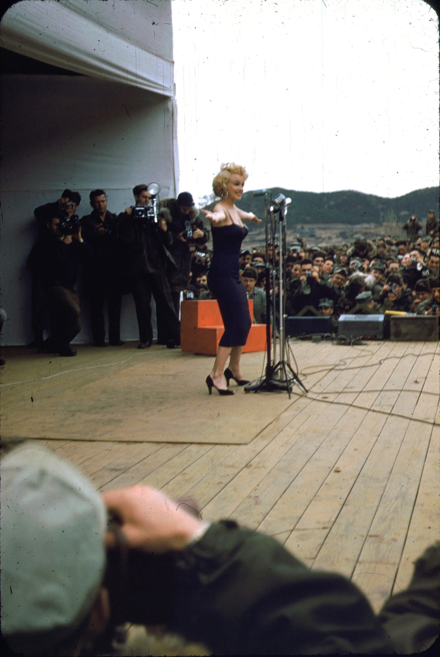 Marilyn_Monroe2C_Entertaining_Troops_in_Korea2C_1954.jpg