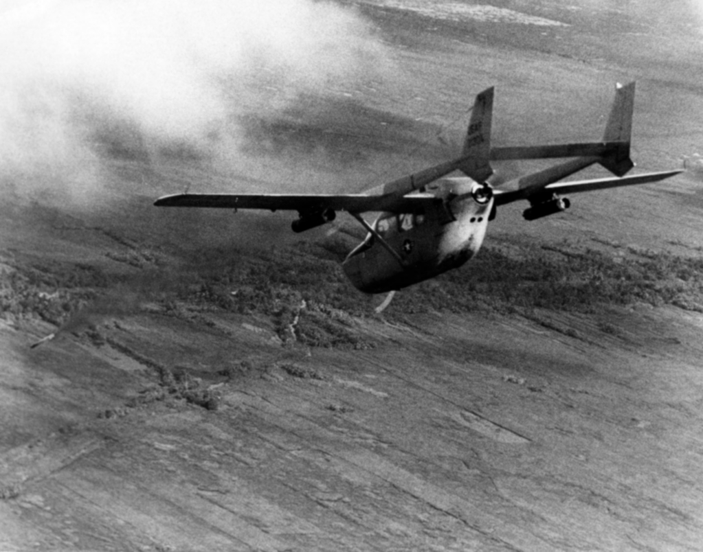 O-2A_fires_smoke_rocket_in_Vietnam.jpg