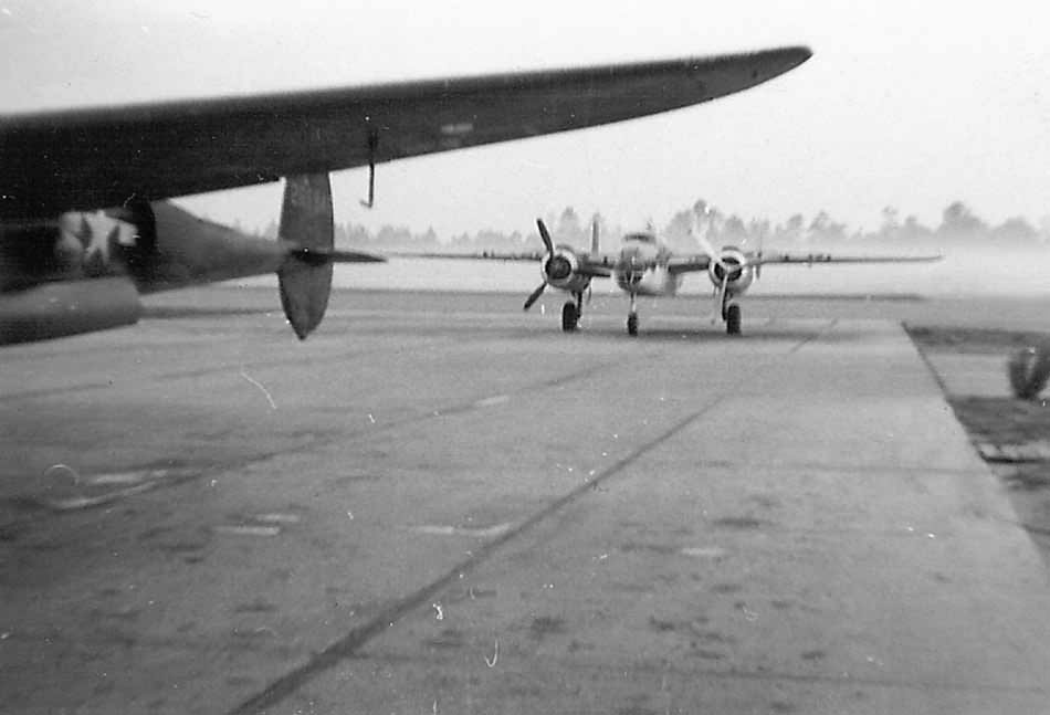 P-38_and_B-25_Mitchell_Bomber.jpg