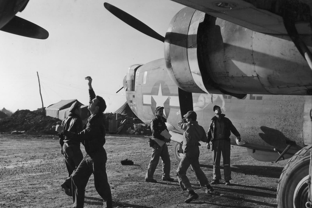 PB4Y2_Privateer_on_Okinawa_VPB-118_1945_photo.jpg