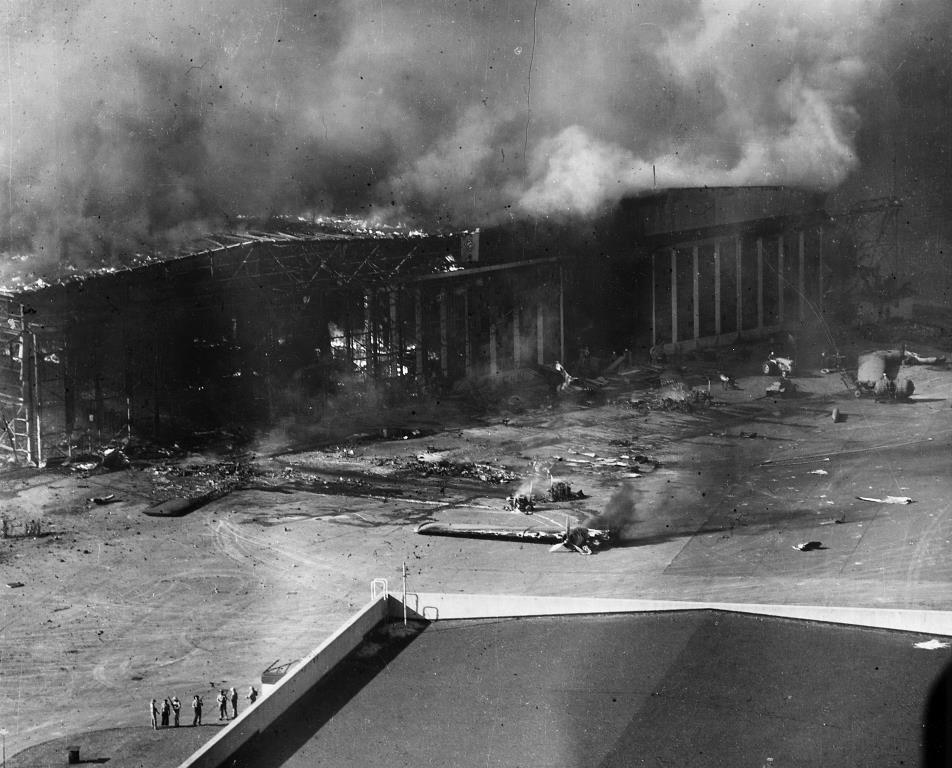 PLanes_burning-Ford_Island-Pearl_Harbor.jpg