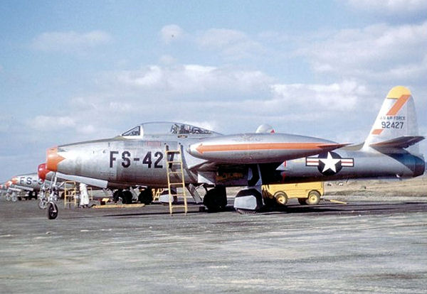 Republic_F-84E-15-RE_Thunderjet_of_136th_Fighter-Bomber_Wing.jpg