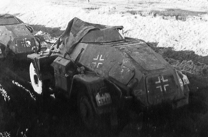 Sdkfz221_019_24thpzd_WWII_v2.jpg