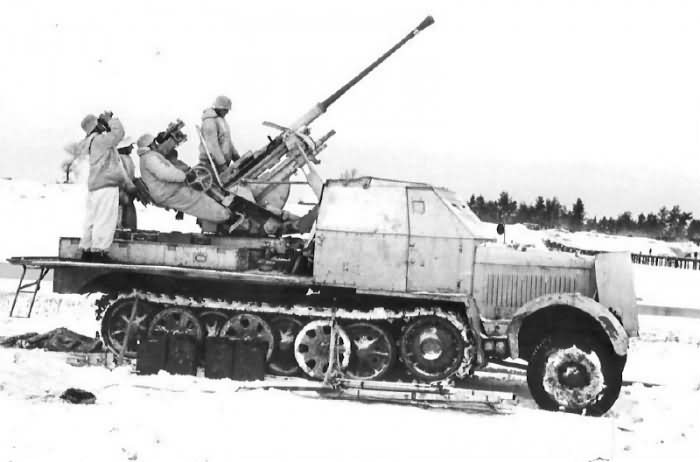 sdkfz_7_2_37mm_flak_in_winter.jpg