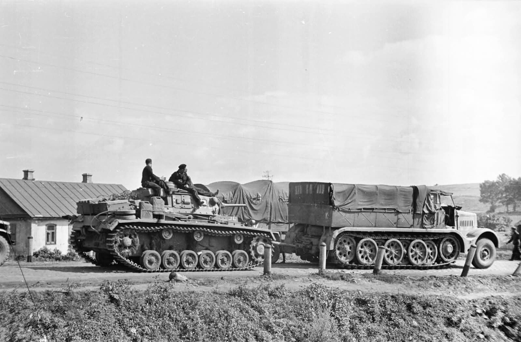 Sdkfz_9_FAMO_towing_Panzer_III_Russia_1941.jpg