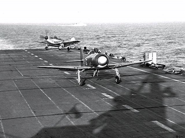 Sea_Fury_fltdeck01.jpg