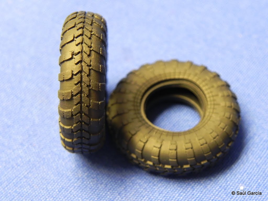 TrumpeterBTR70EarlyTires.JPG