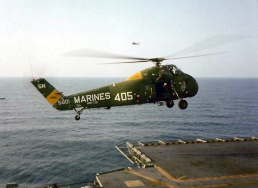 UH-34D_HMM-772_hovering_over_USS_Guadalcanal_28LPH-729_1971.jpg