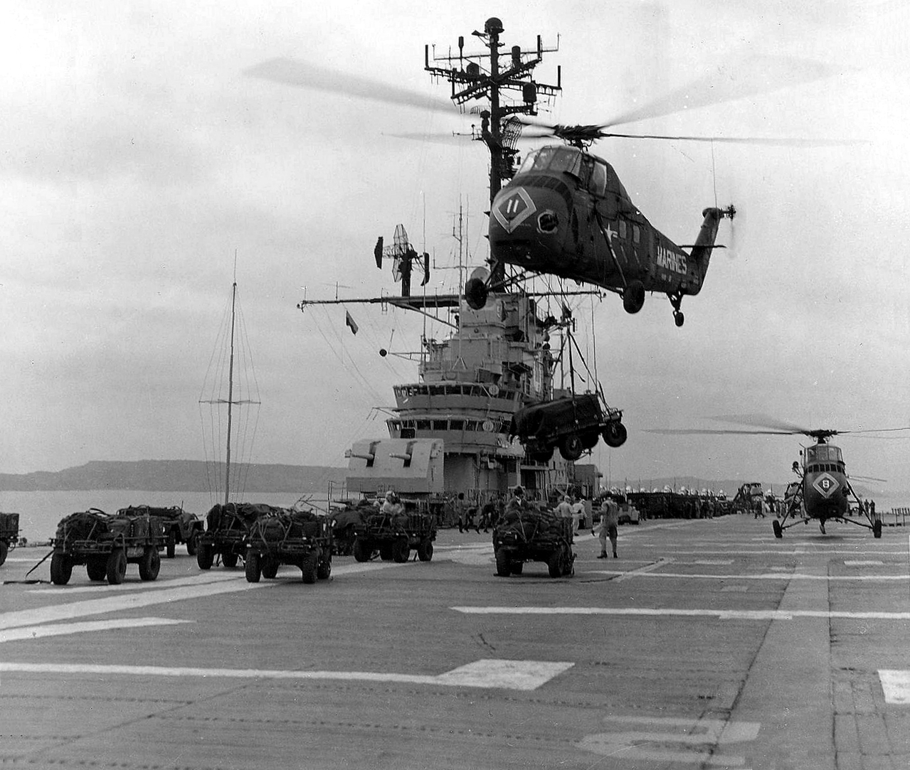 UH-34D_lifts_vehicle_from_USS_Valley_Forge_28LPH-829_c1965.jpg