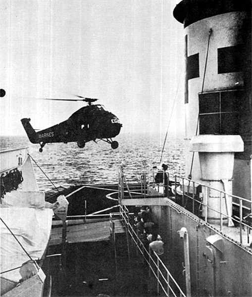 UH-34D_of_HMM-263_landing_on_USS_Repose_28AH-1629_off_Vietnam_1966.jpg