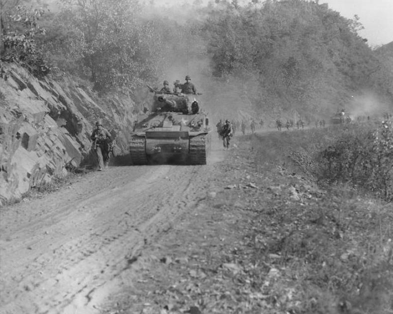 USA_US-tanks2Binfantry-moving-north-of-Kaesong_Korea.jpg