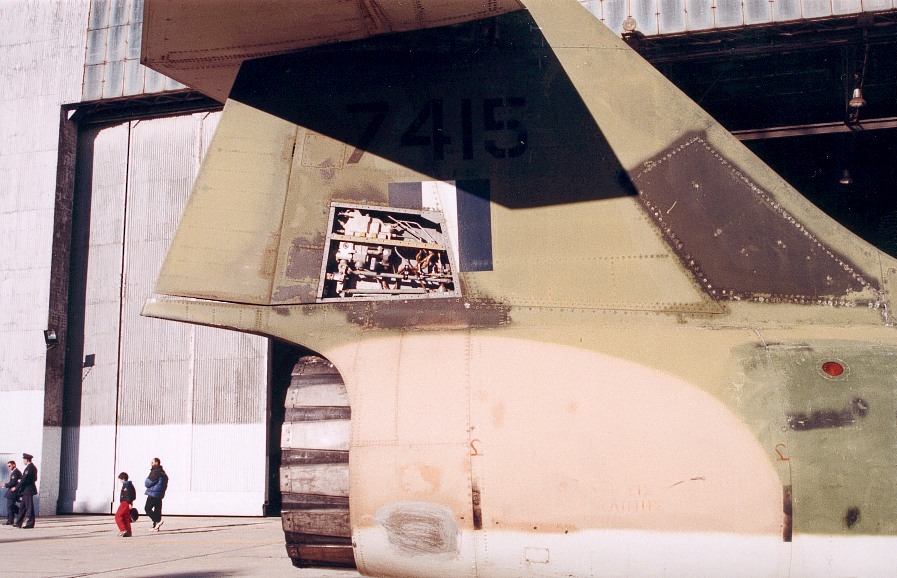 Vertical_Fin_RH_Nozzle_Rudder_Actuator_1.jpg