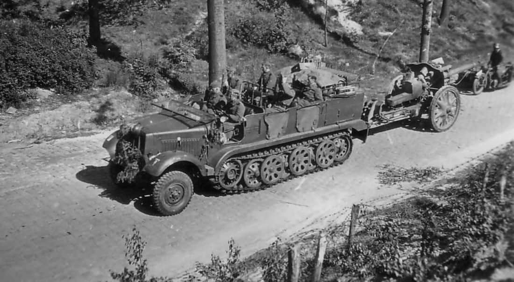 Wehrmacht_SdKfz_6_towing_gun.jpg