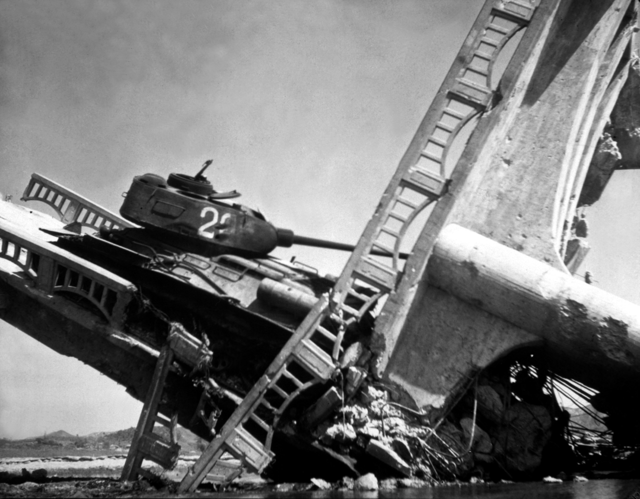 Wrecked_North_Korean_tank_on_bridge_south_of_Suwon_HD-SN-99-03158.JPEG