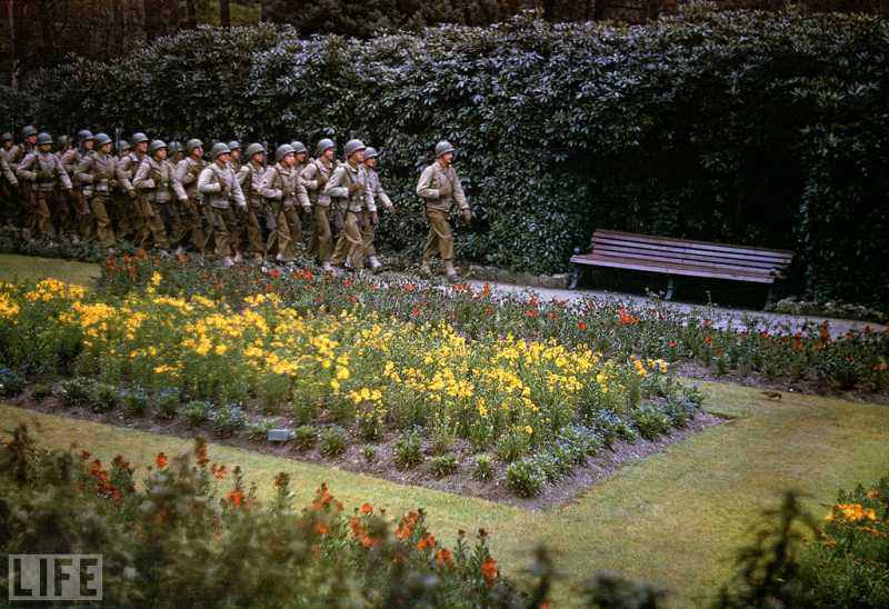 American-troops-in-an-English-park.jpg