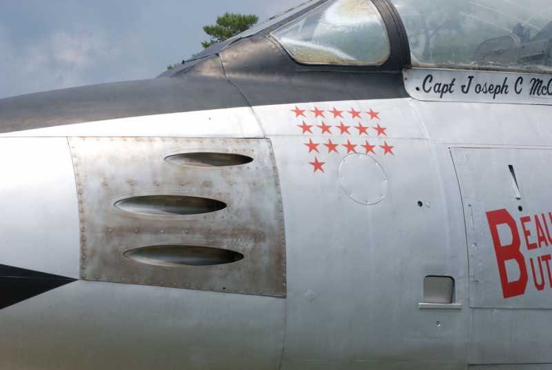 f-86-gunports.jpg