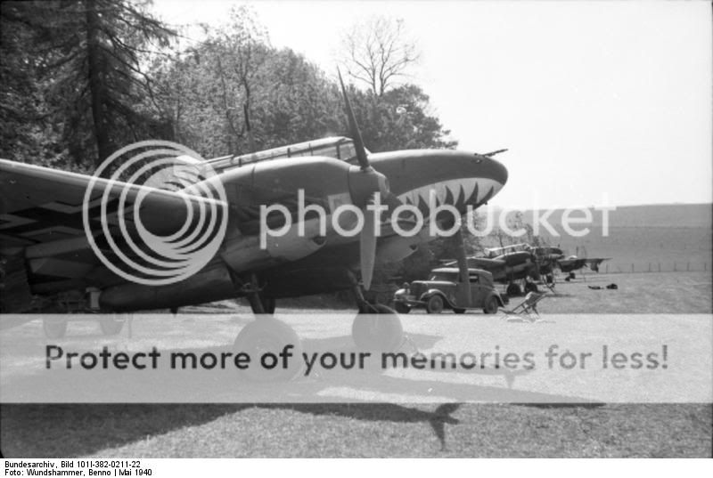 Bundesarchiv_Bild_101I-382-0211-22_Flugzeug_Messerschmitt_Me_110.jpg