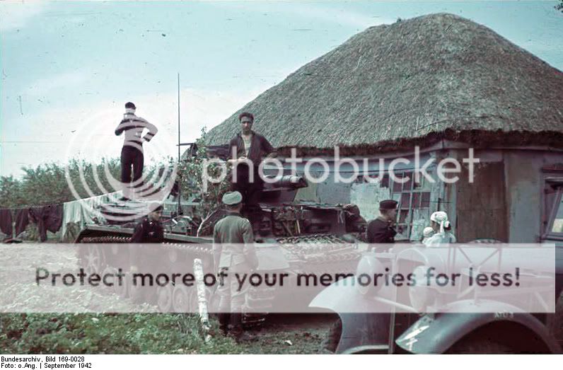 Bundesarchiv_Bild_169-0028_Russland_Panzer_IV_vor_Haus.jpg