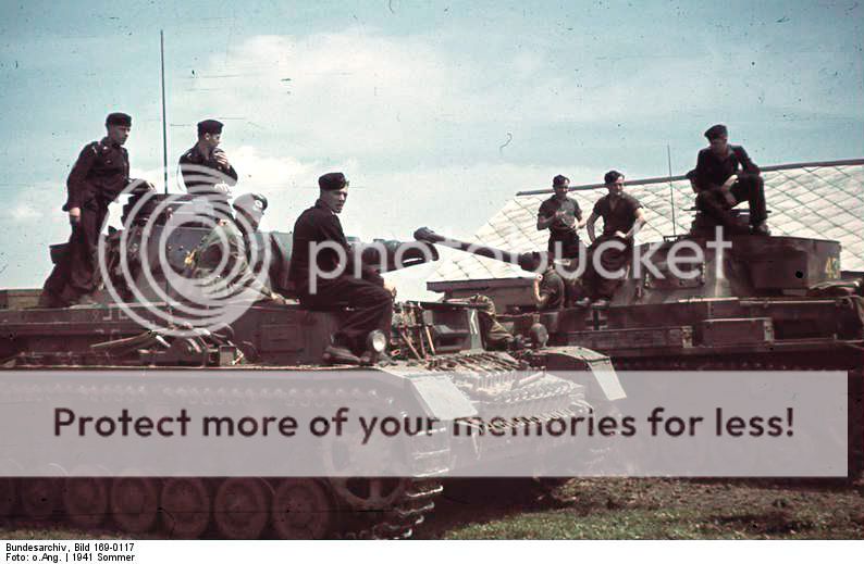 Bundesarchiv_Bild_169-0117_Russland_Panzersoldaten_auf_Panzer_IV.jpg