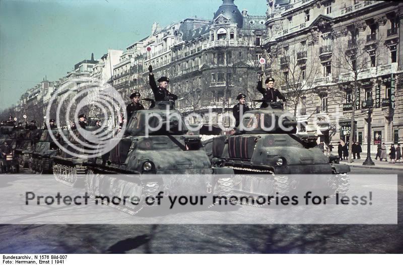 Bundesarchiv_N_1576_Bild-0072C_Paris2C_Parade_deutscher_Panzer.jpg
