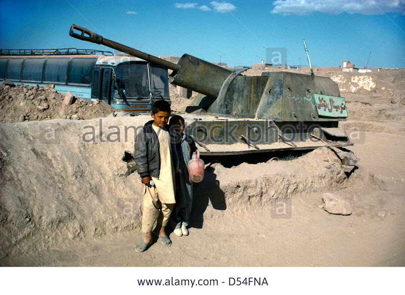 herat-afghanistan-boy-soviet-self-propelled-gun-D54FNA.jpg