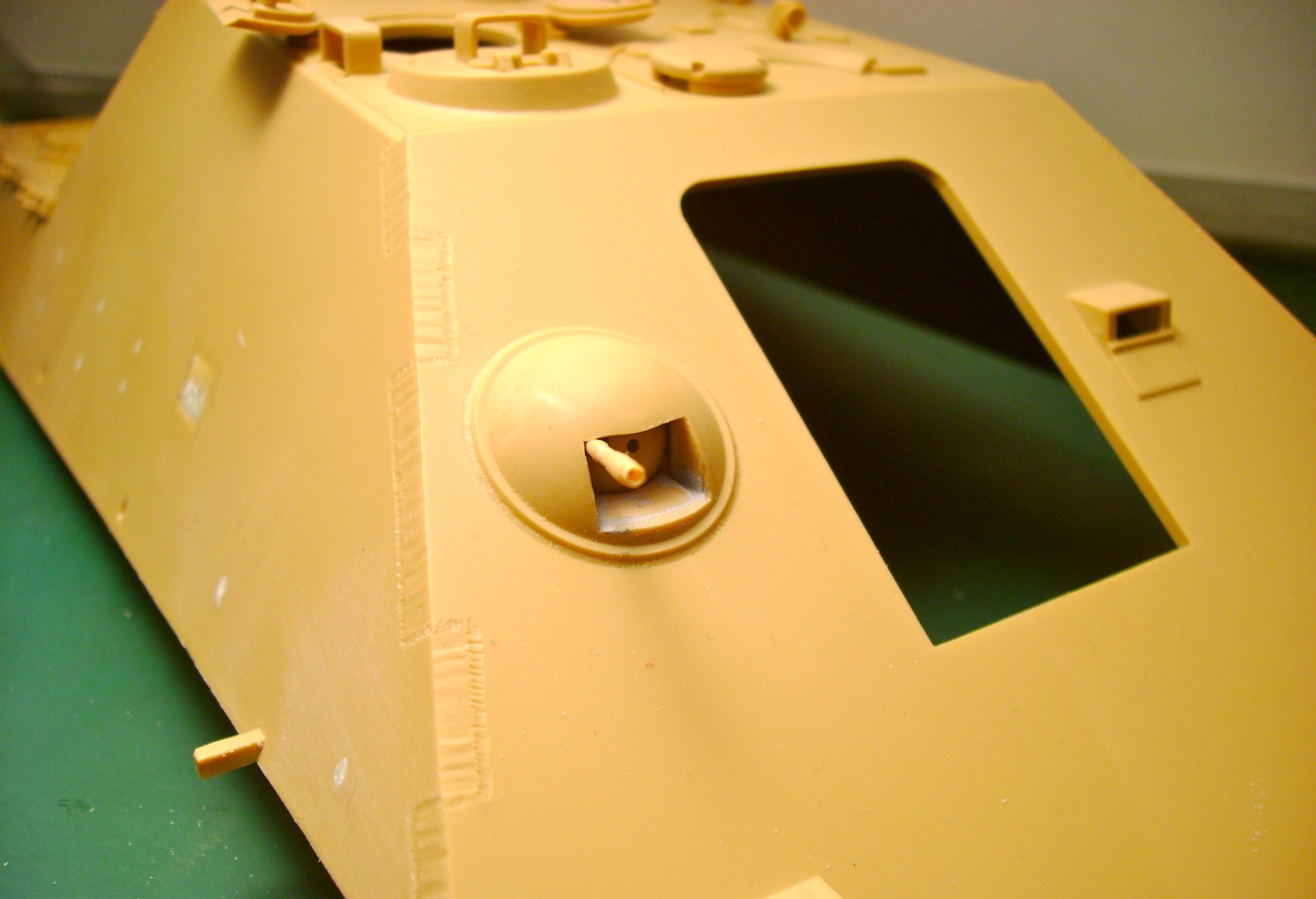 JagdPanther_125_front_side_upper_hull_with_mr_dissloved_putty.JPG