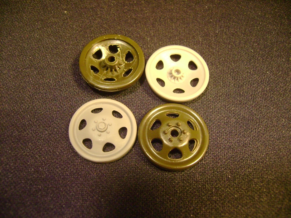 side_by_side_of_Italeri___1120_productions_road_wheels_for_RSO.JPG